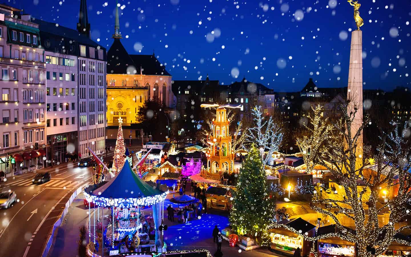 Traditionaller Weihnachtsmarkt im alten europaeischen Stadtzentrum in Luxemburg