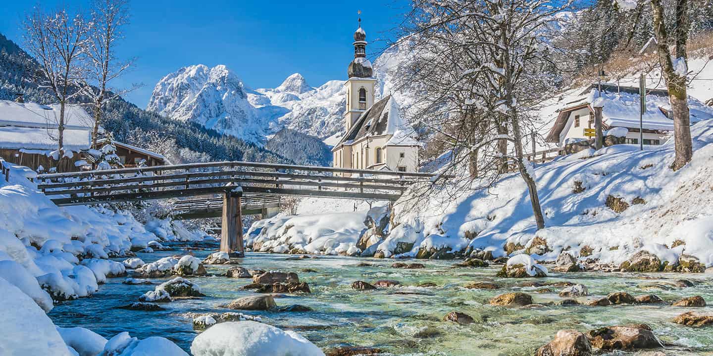 Bayerischen Alpen mit der berühmten Pfarrkirche St. Sebastian im Dorf Ramsau, Nationalpark Berchtesgadener Land, Oberbayern