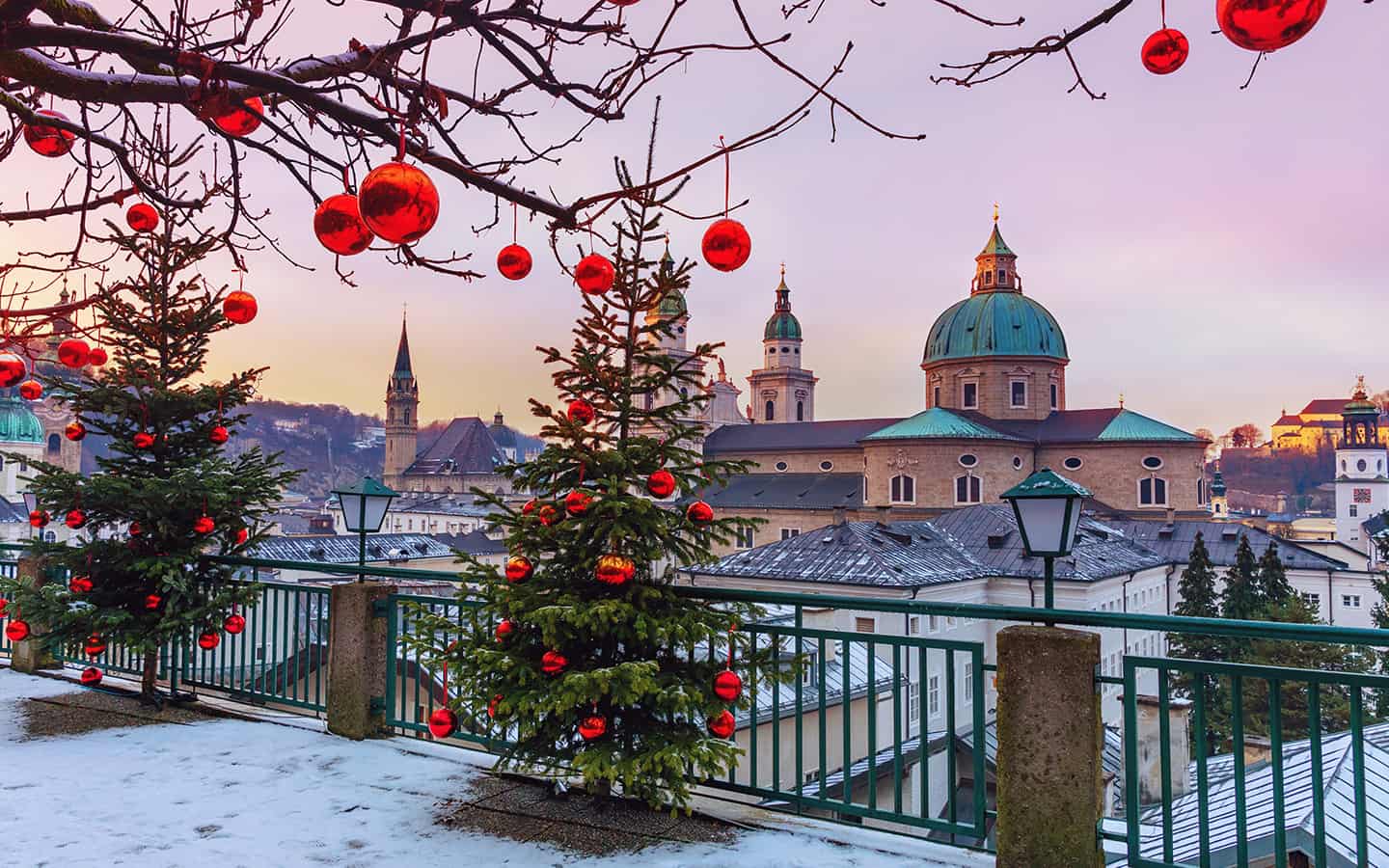 Salzburg mit dem berühmten Salzburger Dom im Winter, Oesterreich