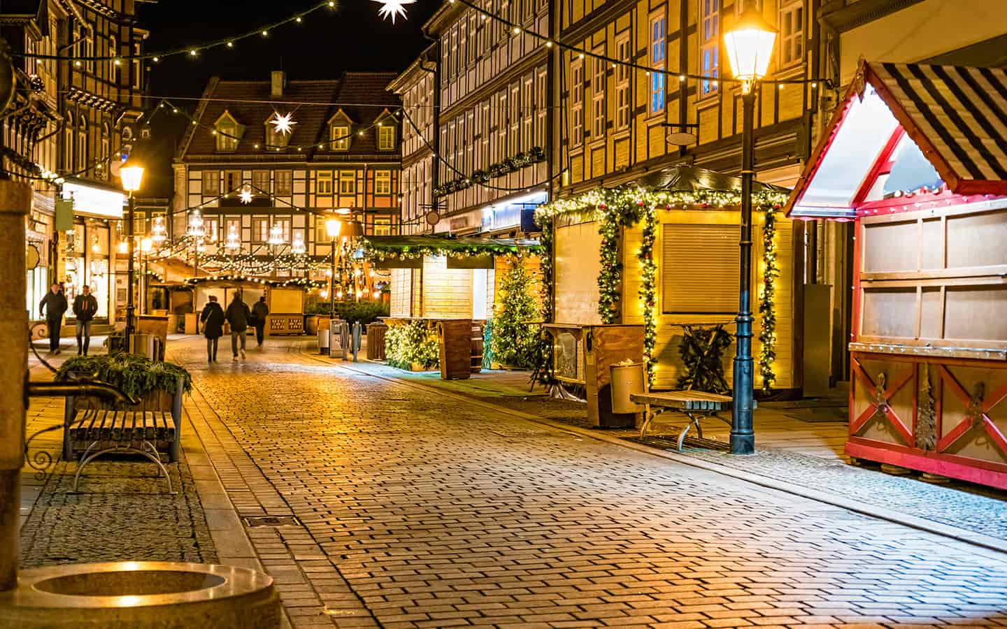 Weihnachtlich geschmueckte Strasse in Wernigerode