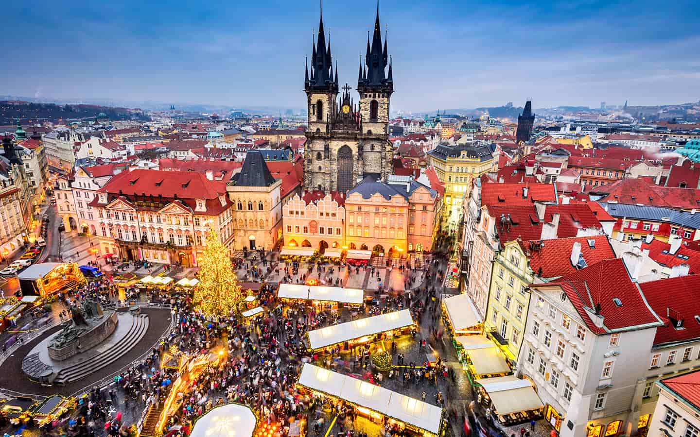 Weihnachtsmarkt in Stare Mesto, Tyn Kirche in Böhmen, Prag, Tschechien