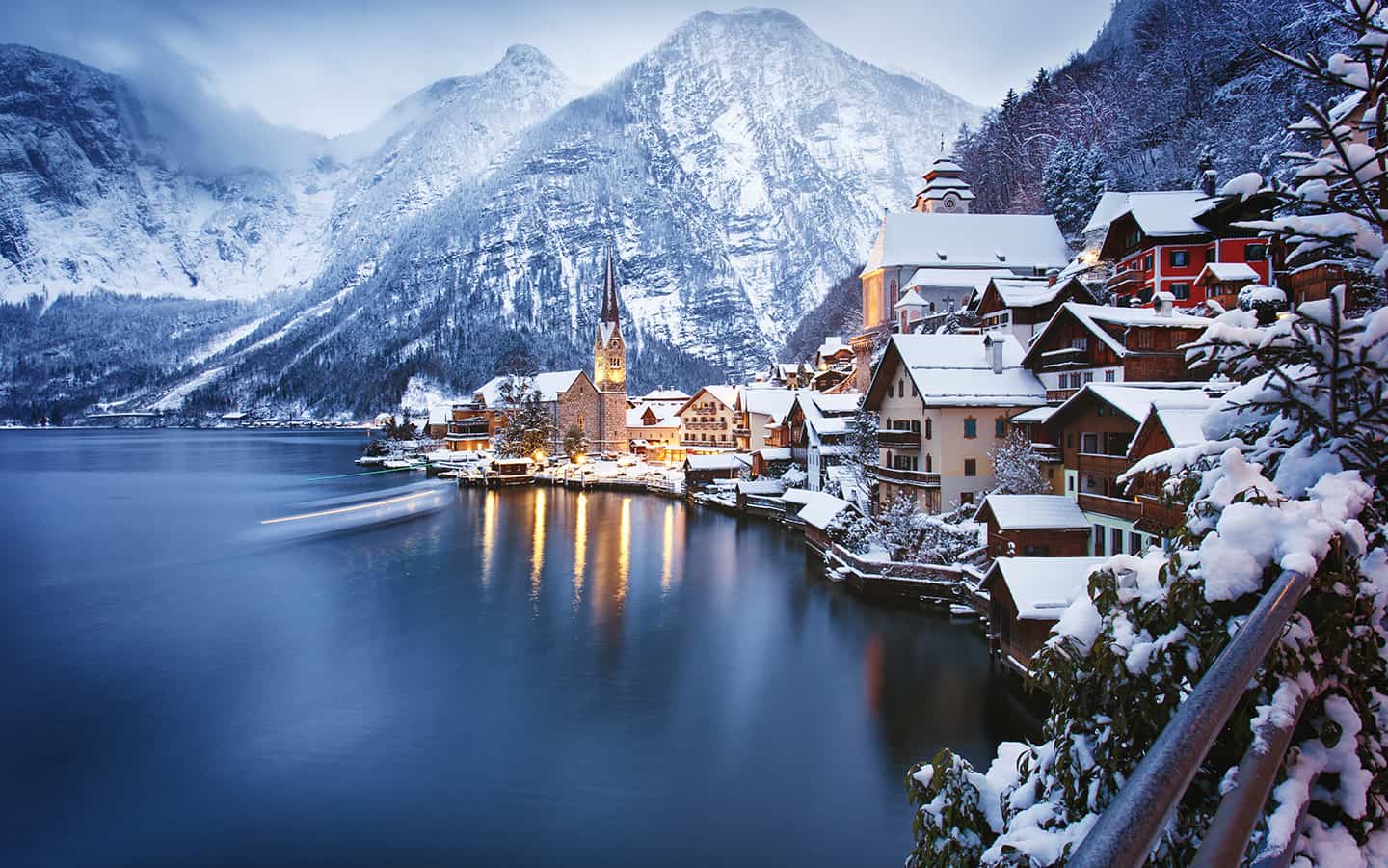 Winterblick auf Hallstatt, traditionelles österreichisches Holzdorf, UNESCO Weltkulturerbe. Alpen, Österreich