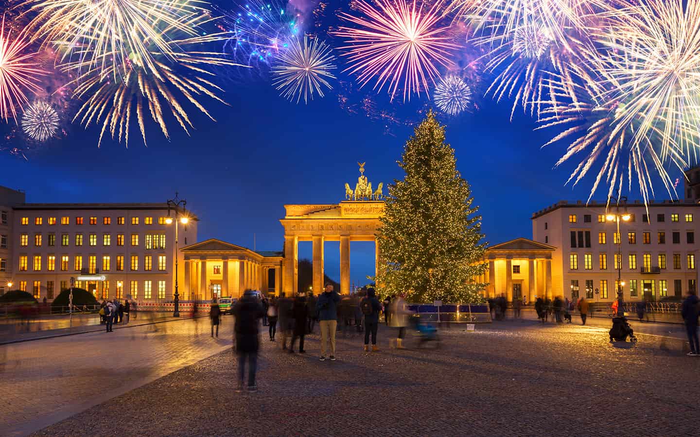 Brandenburger Tor mit Weihnachtsbaum, nachts mit Feuerwerk beleuchtet, Berlin, Deutschland