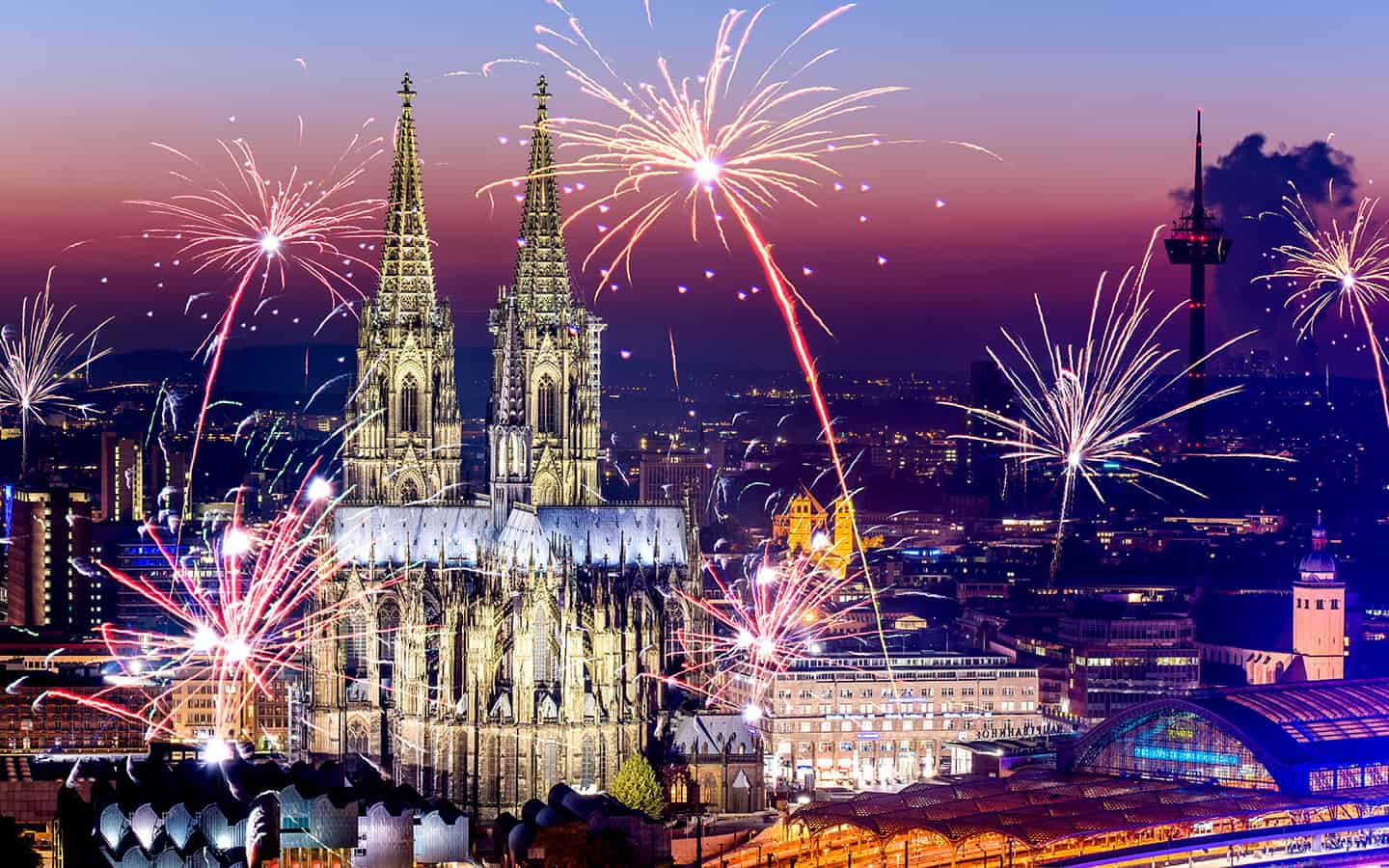 Silvesterabend am Kölner Dom mit Feuerwerk