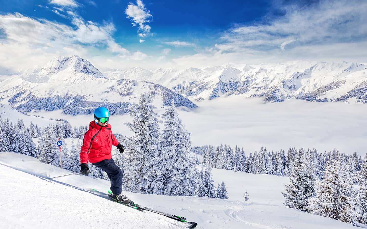 Skiort Kitzbühel mit frischen, schneebedeckten Bäumen in den österreichischen Alpen