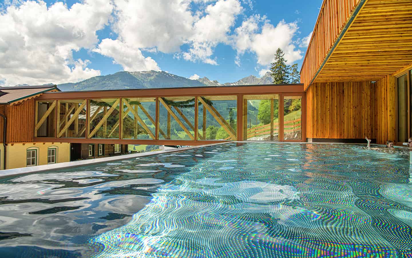 Infinity Pool vom Landhotel Hauserbauer bei sommerlichem Wetter