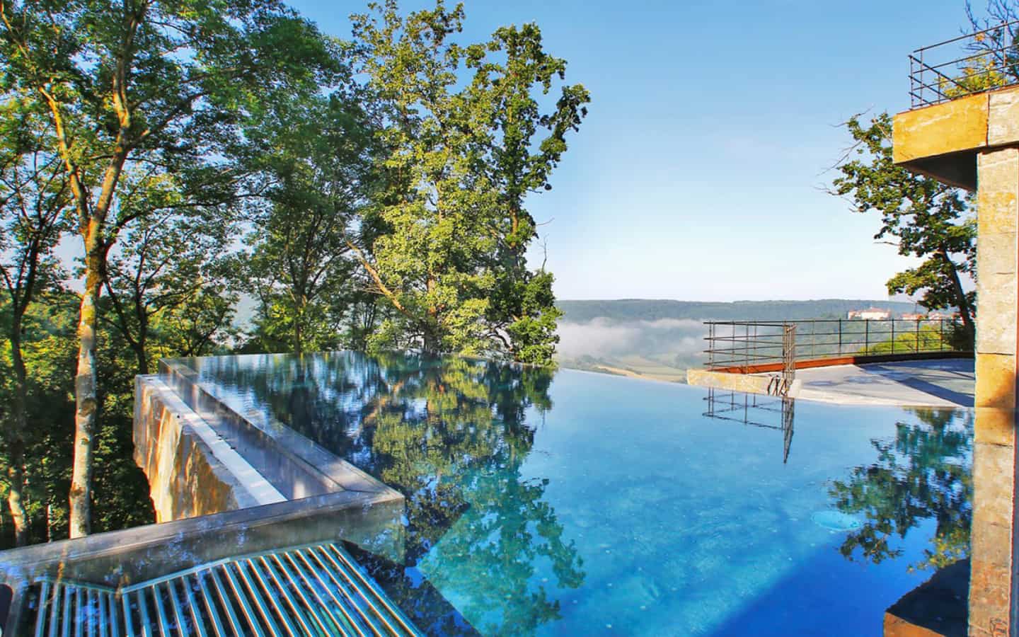Infinity Pool des Mawell Resorts bei strahlend blauem Himmel im Sommer