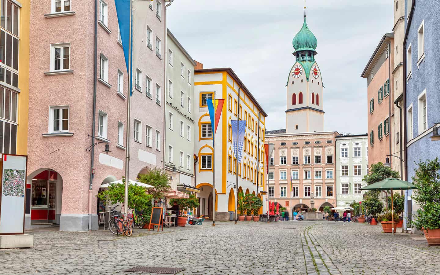 Farbige Gebäude im Zentrum von Rosenheim und Turm der Sankt Nikolaus Kirche, Bayern, Deutschland