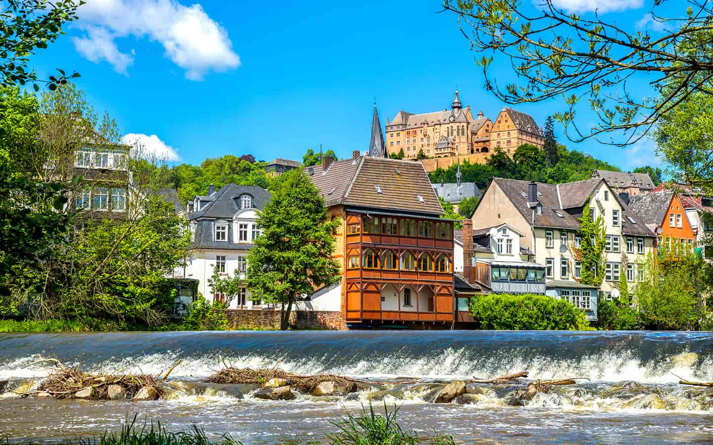 Marburg an der Lahn bei strahlend blauem Himmel, Altstadt, Hessen, Deutschland