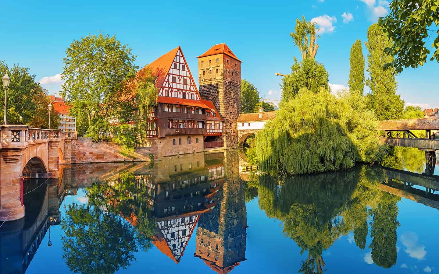 Blick auf die halb bebauten alten Häuser am Ufer des Pegnitz Flusses in Nürnberg, Bayern, Deutschland