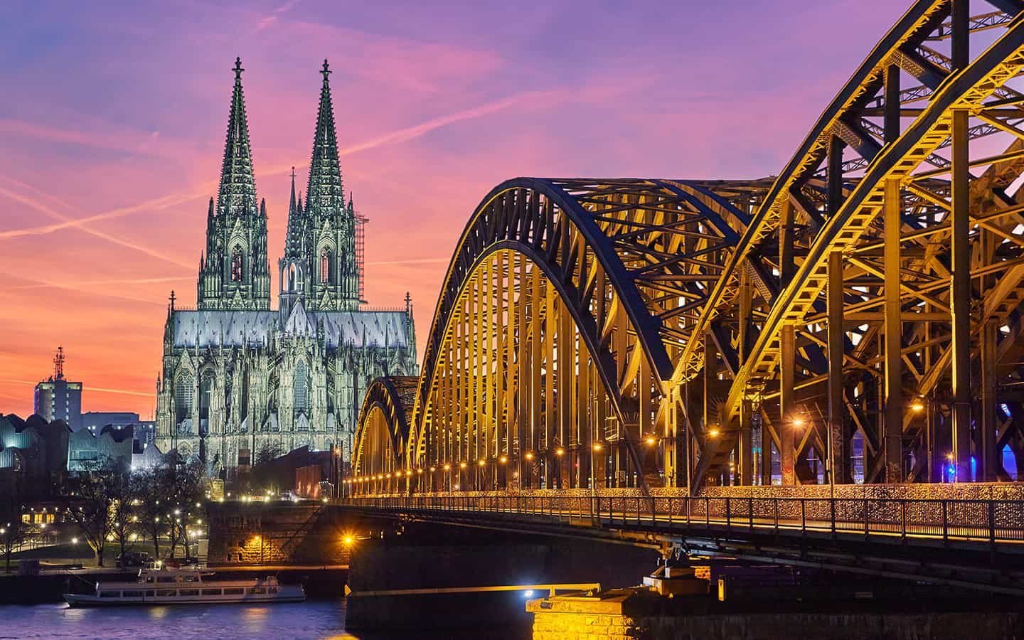 Kölner Dom und Hohenzollern-Brücke bei Sonnenuntergang