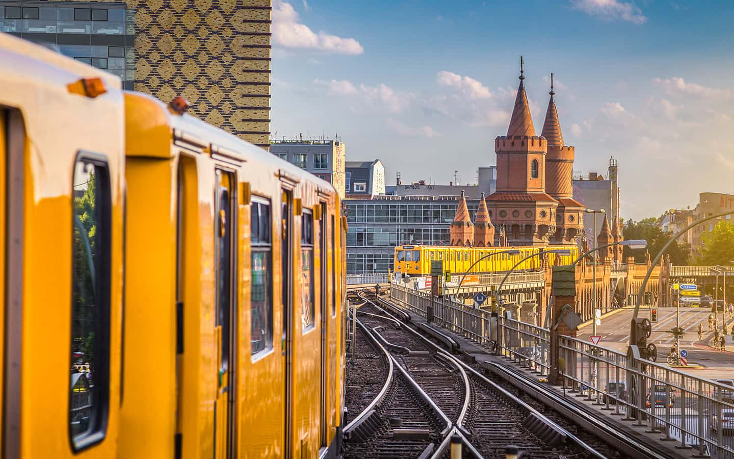 Panoramablick auf die Berliner U-Bahn mit Oberbaum Brücke, Berlin Friedrichshain-Kreuzberg
