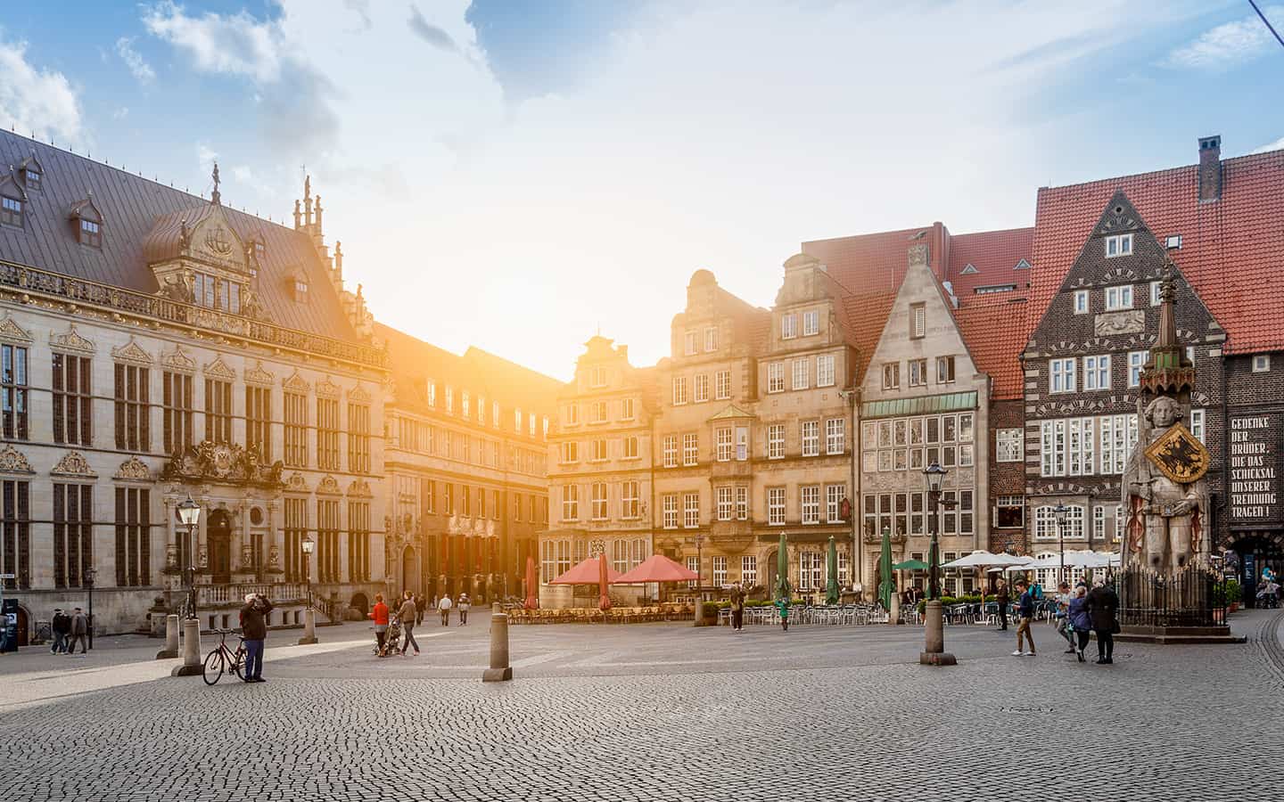 Panoramasicht auf den berühmten Bremer Marktplatz bei Sonnenuntergang, Hansestadt Bremen, Norddeutschland