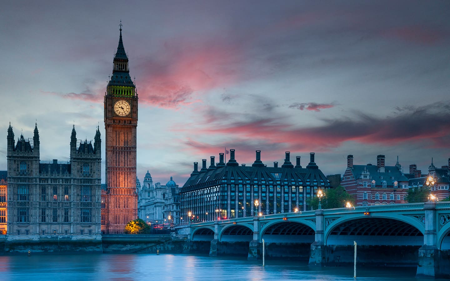 Big Ben und Westminster Bridge in London bei Sonnenuntergang, England