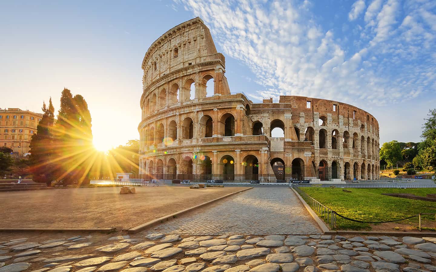 Blick auf das Kolosseum in Rom und Morgensonne, Italien, Europa