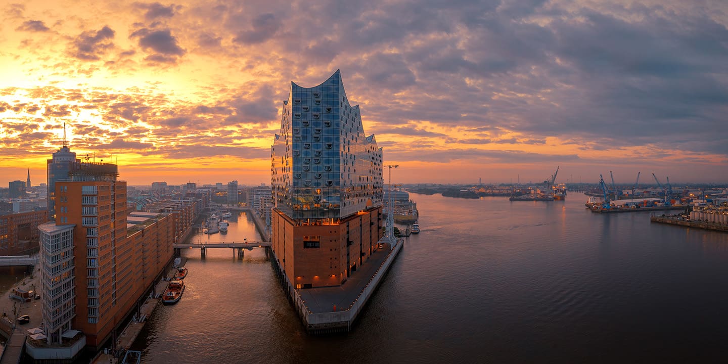 Blick auf die Elbphilharmonie in Hamburg bei Sonnenaufgang, Deutschland