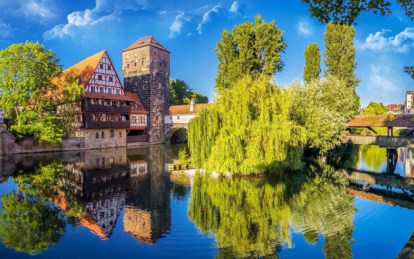 Altstadt in Nürnberg am Wasser bei strahlend blauem Himmel, Franken