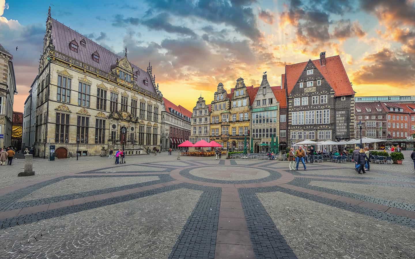 Historischer Marktplatz im Zentrum der Hansestadt Bremen mit Blick auf das ehemalige Zunhaus, die Schuetting und das berühmte Raths Gebäude