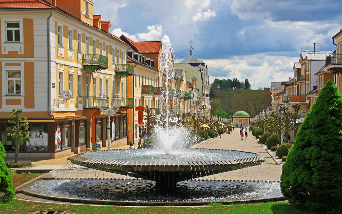 Franzensbad in der Region Karlbad mit Brunnen und Hauptstraße, Tschechien