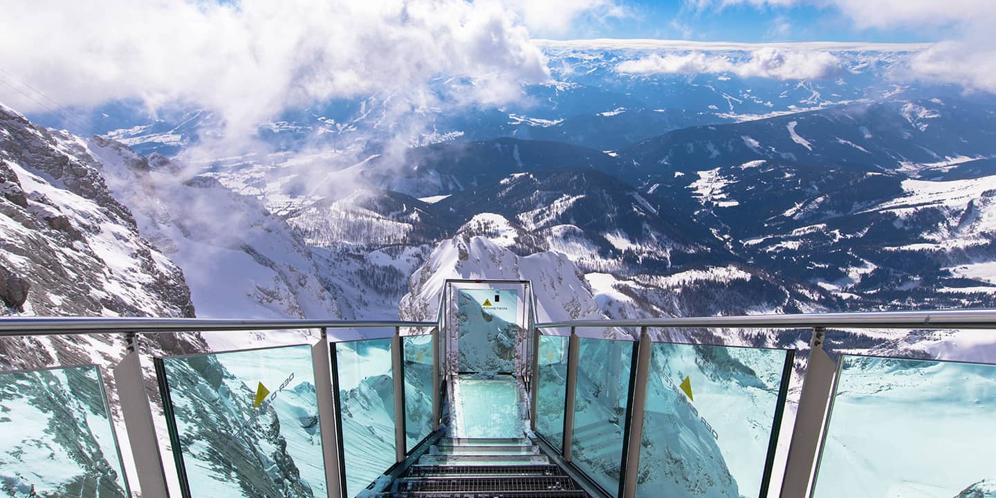 Schneebedeckter Dachstein Gipfel, Schladming, Steiermark, Österreich. Reiner Nervenkitzel kombiniert mit einer herrlichen Aussicht