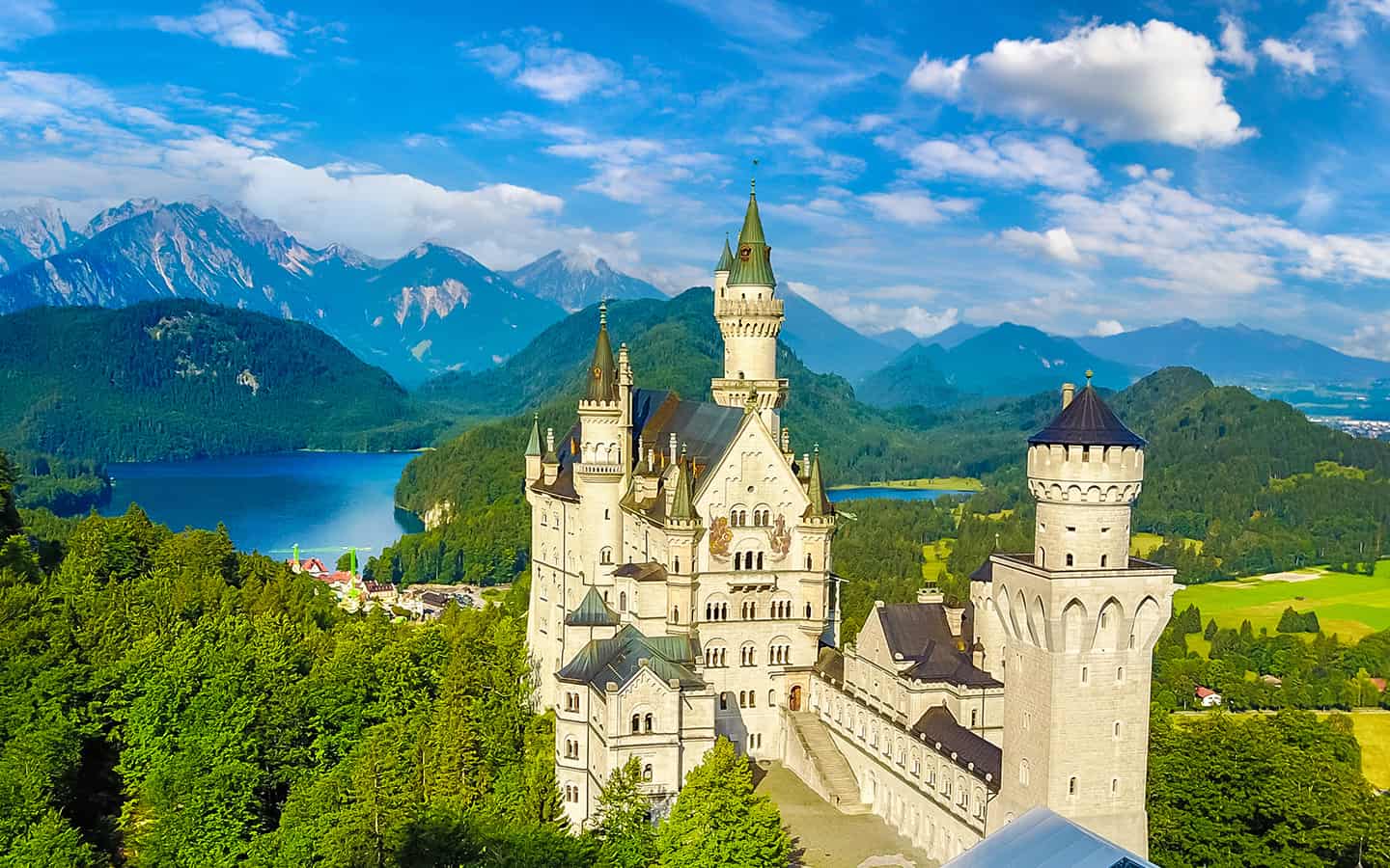 Schloss Neuschwanstein in Fussen, Bayern, Deutschland an einem schönen Sommertag