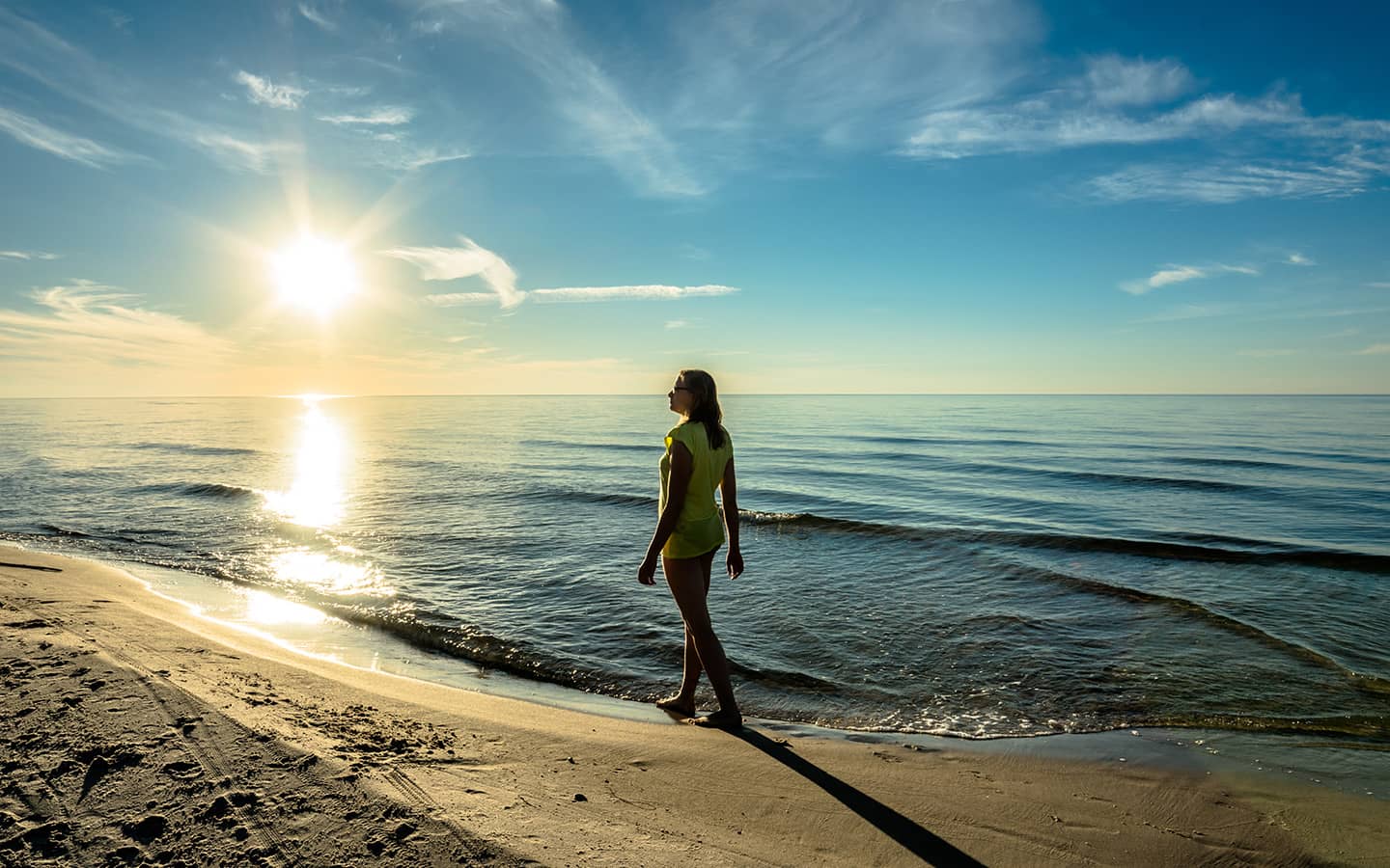 Urlauberin beim Strandspaziergang im Sonnenuntergang, Ostseeküste Polen