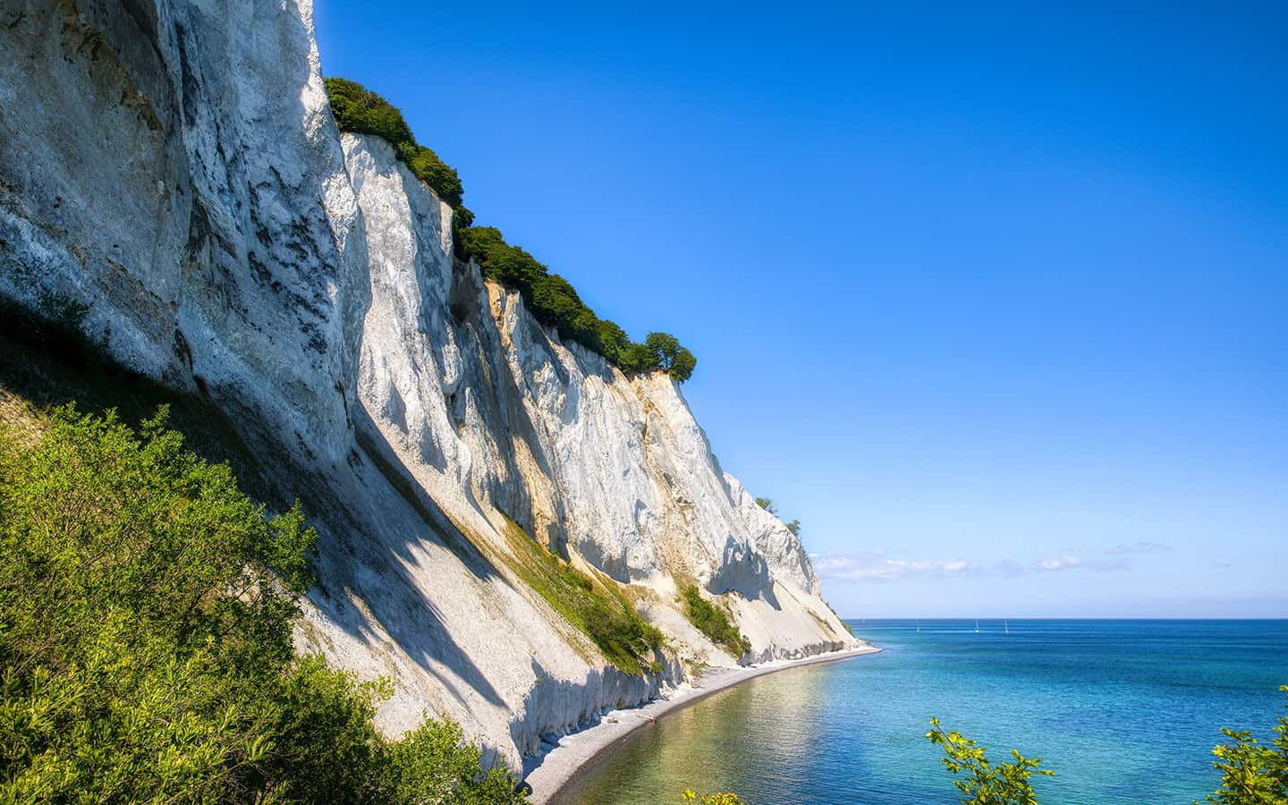 Weiße Klippen von Møns Klint, bei Dronningstolen im Sommer, im dänischen Ostseeraum