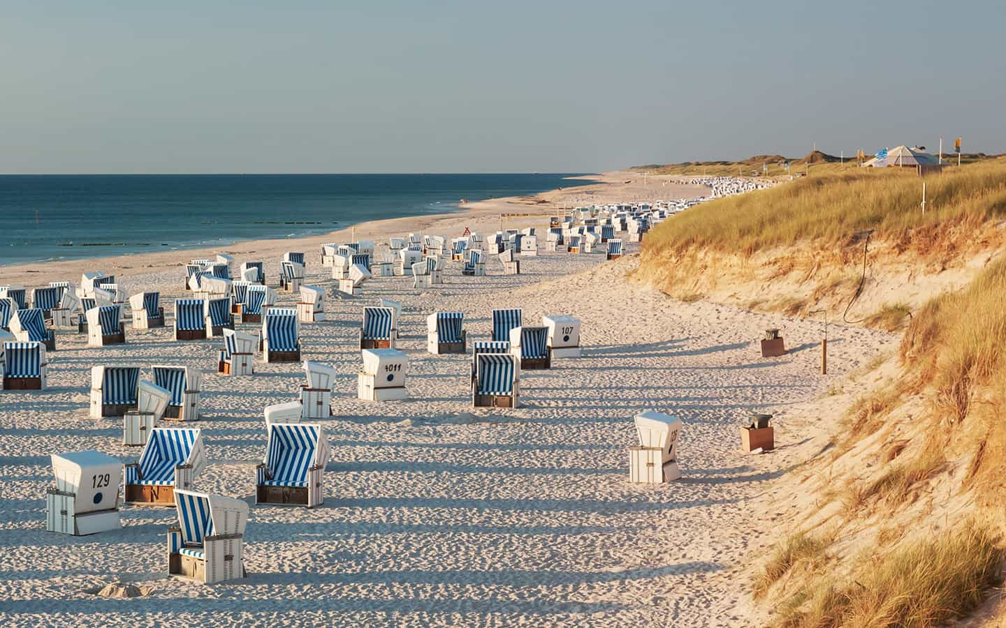 Strand mit Strandkörben und Dünen im Abendlicht nahe Kampen auf Sylt an der Nordsee, Schleswig-Holstein, Deutschland