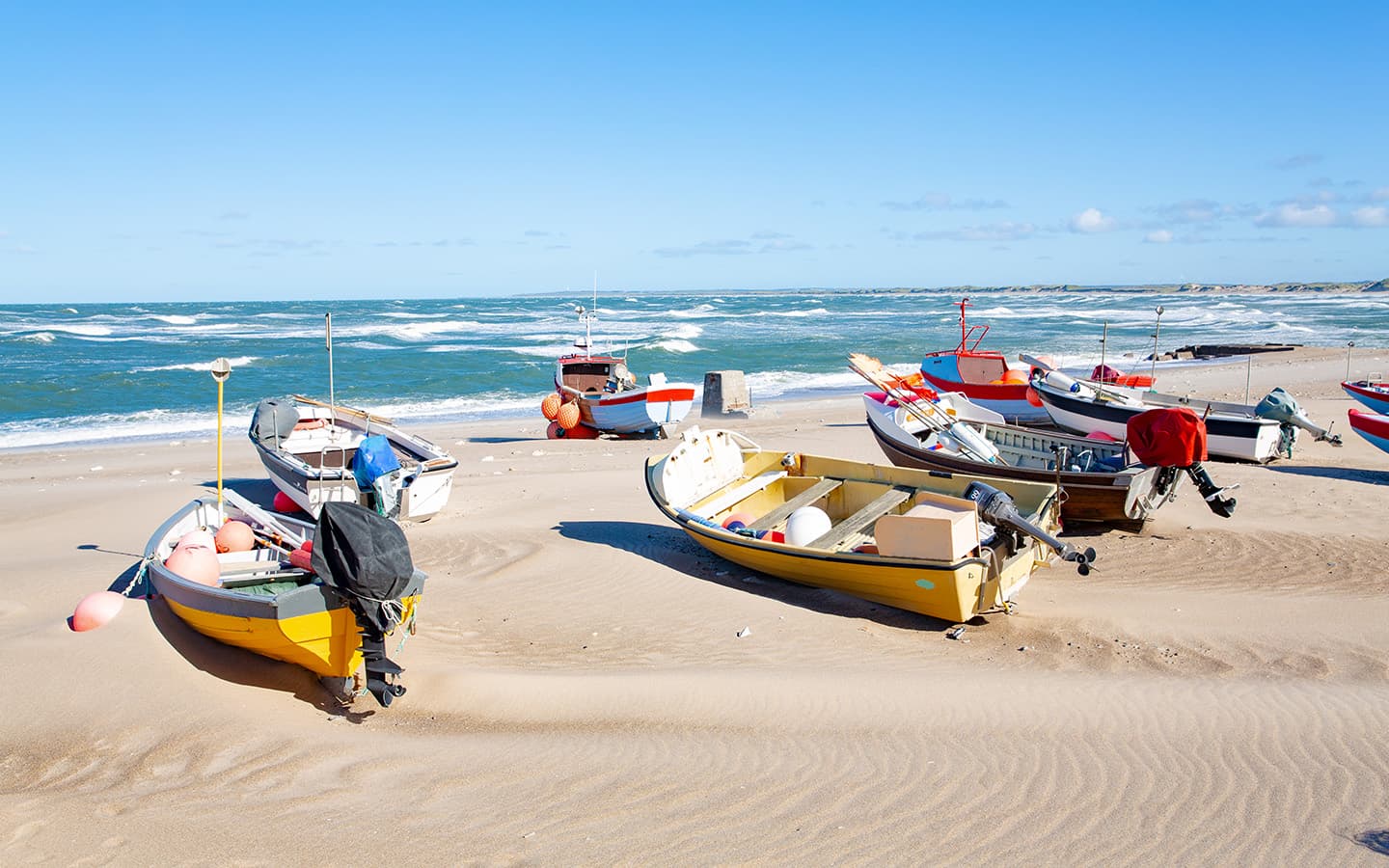 Boote am Strand in Klitmoller an der Nordsee im Sommer, Jütland, Dänemark