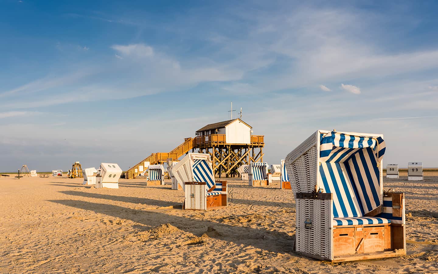 Liegestühle am Strand von St. Peter-Ording; Deutschland