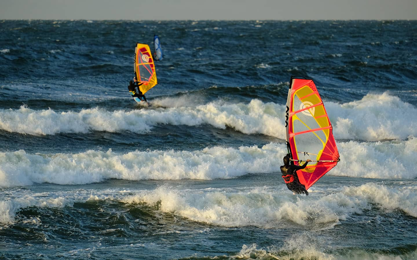 Windsurfer an der Ostseeküste in Kolberg, Polen