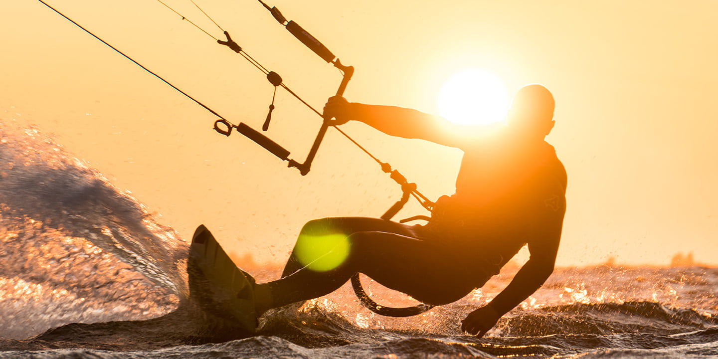 Kitesurfer im Sonnenuntergang an der Ostseeküste