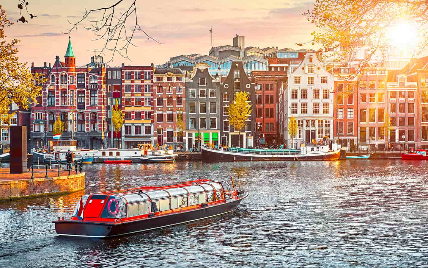 Blick auf den Fluss Amstel in Amsterdam Niederlande
