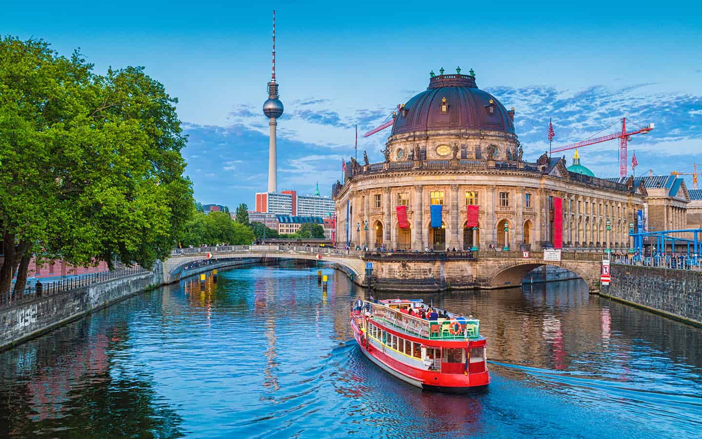 Schöne Aussicht auf UNESCO Welterbe-Website Museumsinsel mit Ausflugsboot auf der Spree und Fernsehturm im Hintergrund, Berlin