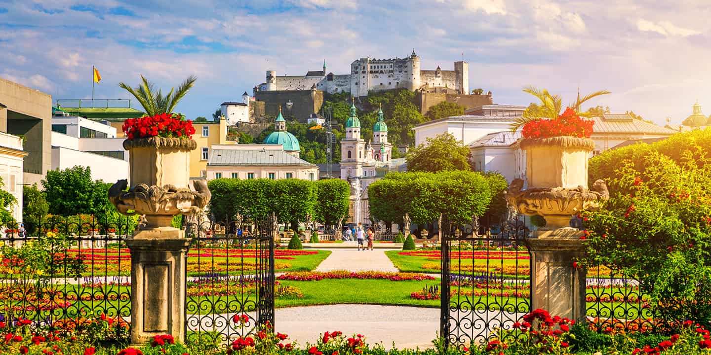 Mirabellgarten mit historischer Festung Hohensalzburg im Hintergrund in Salzburg, Österreich