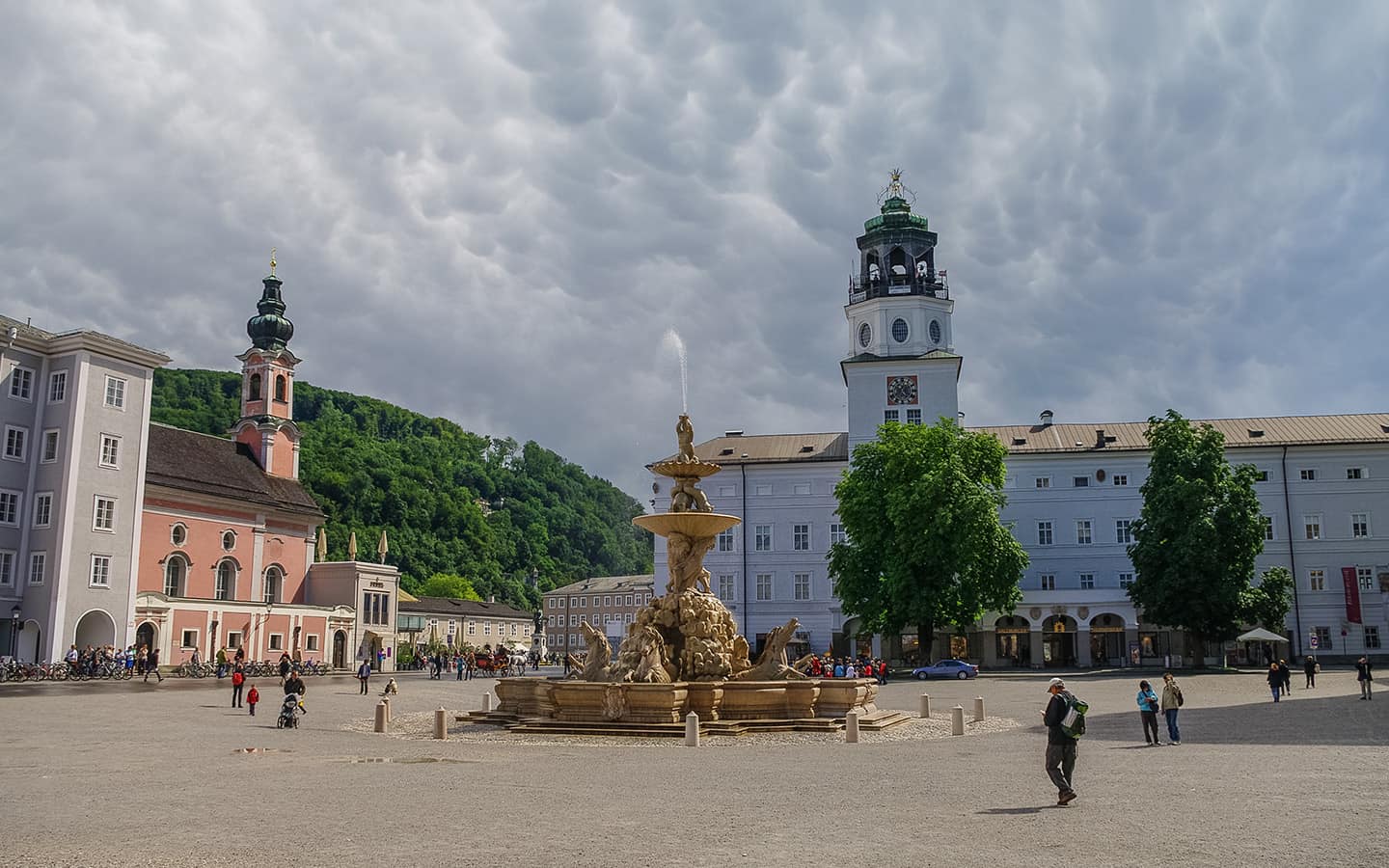Blick auf den Residenzplatz mit berühmtem DomQuartier in Salzburg bei sommerlichem Wetter, Österreich