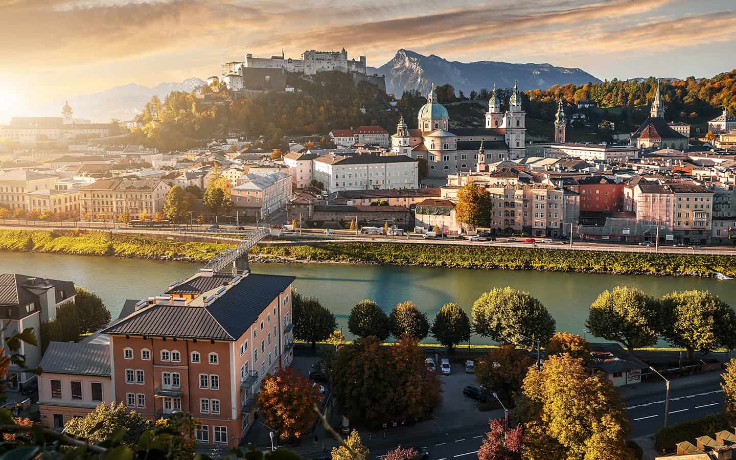 Panoramablick auf die historische Stadt Salzburg mit der berühmten Festung Hohensalzburg. Salzburger Land, Österreich