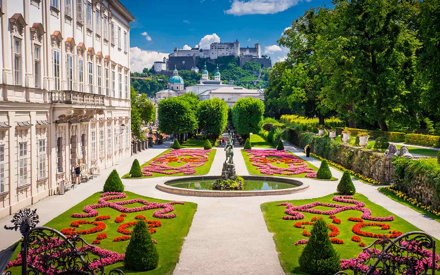 Schloss Mirabell und Gärten im Sommer und Salzburger Schloss im Hintergrund, Salzburg, Österreich