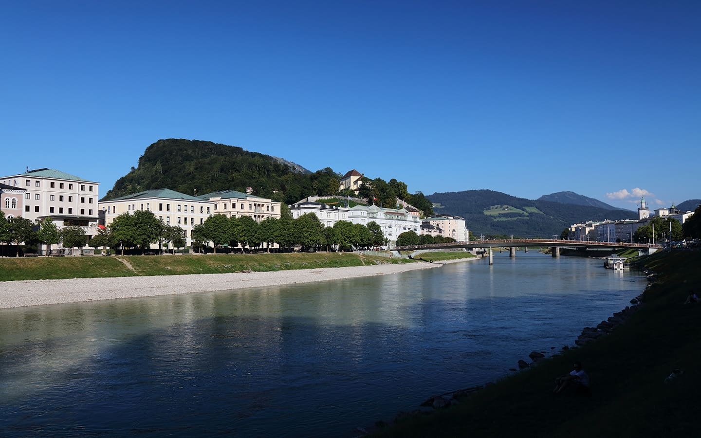 Stadtblick Salzburg mit Elisabethkai, Flussufer und Kapuzinerberg, Österreich