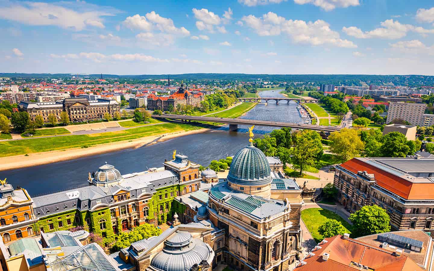 Blick von der Frauenkirche auf die Elbe mit Dresden in Sachsen