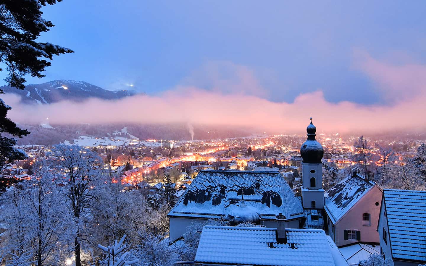 Schneebedeckte Landschaft im Winter im Skiort Garmisch-Partenkirchen