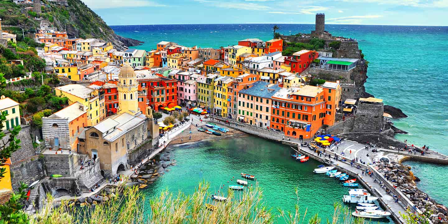 Vernazza, eines von fünf berühmten bunten Dörfern des Cinque Terre Nationalparks in Italien