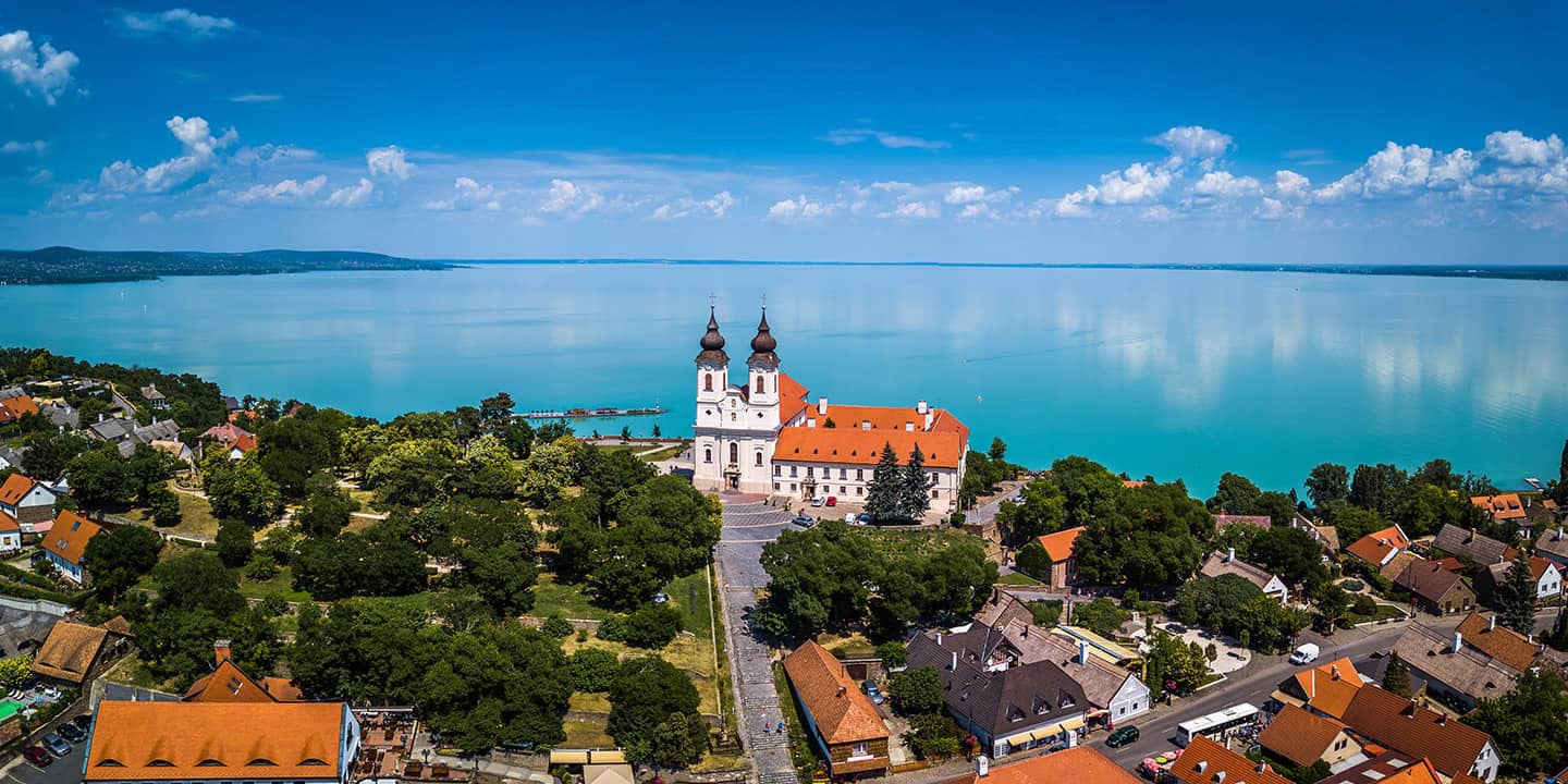 Tihany, Ungarn - Luftpanoramasicht auf das berühmte Benediktinerkloster von Tihany mit buntem Balaton-See im Hintergrund