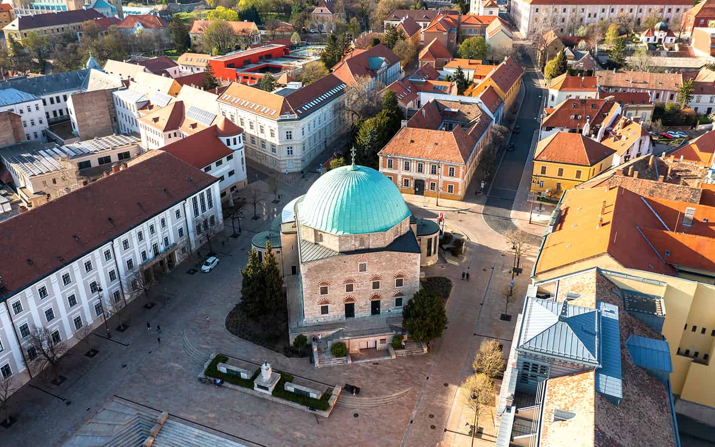 Luftbild über den Szechenyi-Platz in Pecs Stadt Ungarn. Wunderschöner Ausblick auf die Kirche der Innenstadt Dzsami