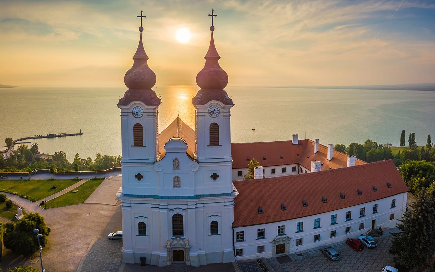 Tihany, Ungarn - Panoramasicht auf das Benediktinerkloster von Tihany bei Sonnenaufgang mit Balatonsee im Hintergrund